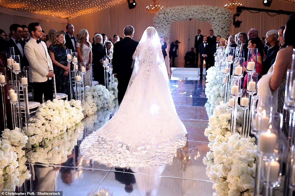 Siêu đám cưới Paris Hilton: Cô dâu thay 4 bộ váy lồng lộn, Kim Kardashian và dàn khách mời hạng A chặt chém xôi thịt ở khu đất 1300 tỷ - Ảnh 13.