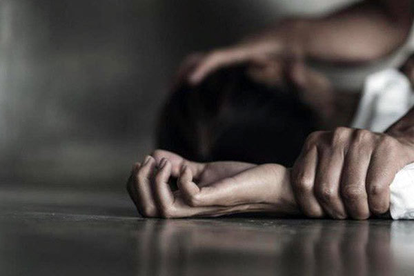 Phát hiện chồng xâm hại, ép buộc cô gái lạ sinh con nối dõi, người vợ có động thái khiến dân tình không thể hiểu nổi - Ảnh 1.
