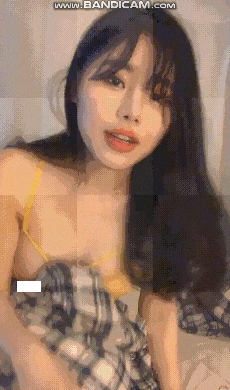 Mặc như không mặc, thả rông khoe 90% đôi gò bồng đảo căng tròn trên sóng, nữ streamer xinh đẹp khiến người xem sốc nặng - Ảnh 4. Mặc như không mặc, thả rông khoe 90% đôi gò bồng đảo căng tròn trên sóng, nữ streamer xinh đẹp khiến người xem sốc nặng - Ảnh 4.