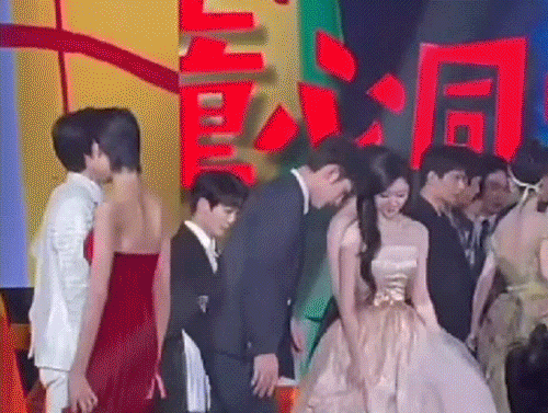 Trong l&uacute;c Angela Baby n&eacute; t&igrave;nh cũ như n&eacute; t&agrave;, 1 cặp đ&ocirc;i ph&aacute;t cẩu lương rợp trời với loạt khoảnh khắc &ldquo;&aacute;m muội&rdquo; g&acirc;y b&atilde;o ở đ&ecirc;m hội - Ảnh 6.