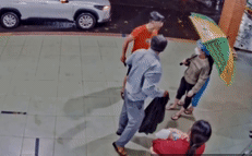 C&ocirc;ng an chĩa s&uacute;ng v&agrave;o nh&acirc;n vi&ecirc;n y tế: Lo lắng cho con n&ecirc;n kh&ocirc;ng kiểm so&aacute;t được cảm x&uacute;c - Ảnh 1.