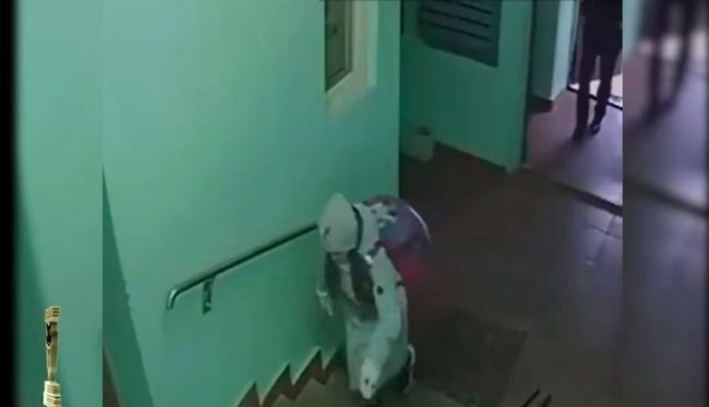 Biết có kẻ đi phía sau, bé gái lanh lợi ra chiêu thoát khỏi kẻ xấu trong tích tắc, dân mạng xem xong chỉ ra điều bất thường - Ảnh 1.