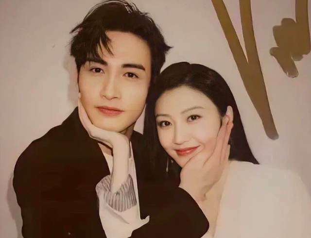 Trong l&uacute;c Angela Baby n&eacute; t&igrave;nh cũ như n&eacute; t&agrave;, 1 cặp đ&ocirc;i ph&aacute;t cẩu lương rợp trời với loạt khoảnh khắc &ldquo;&aacute;m muội&rdquo; g&acirc;y b&atilde;o ở đ&ecirc;m hội - Ảnh 7.