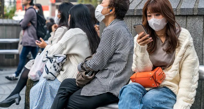 Sang Nhật Bản mà đeo khẩu trang màu đen kiểu gì cũng bị soi, vì sao lại có sự kỳ thị này? - Ảnh 4.