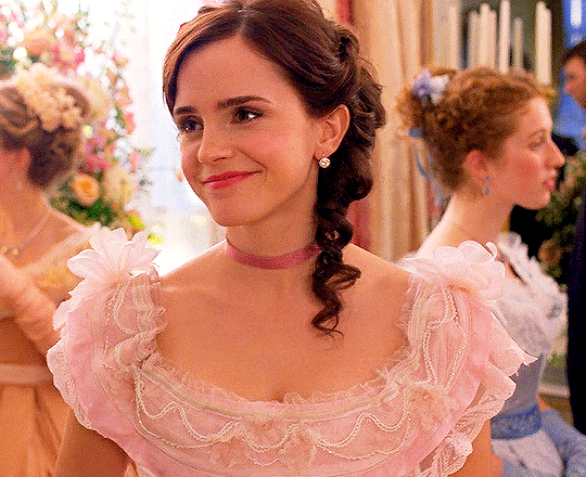 7 thảm họa cổ trang Hollywood nhìn phát bực: Emma Watson hoá búp bê sến rện, ảo nhất là bộ áo giáp í ẹ ở phim cuối cùng! - Ảnh 1.
