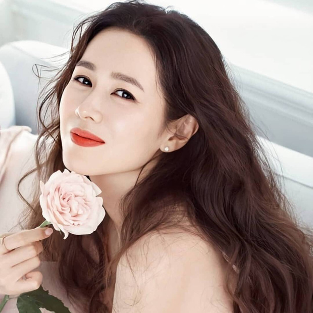 Son Ye Jin lần đầu đụng độ nữ chính Hospital Playlist ở hậu trường, ảnh mờ tịt vẫn khiến dân tình bấn loạn - Ảnh 5.