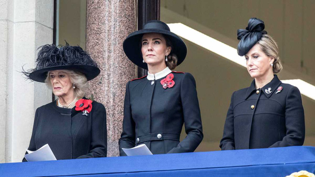Công nương Kate thay Nữ hoàng đứng vị trí trung tâm lễ tưởng niệm, có cách ứng xử đầy tinh tế với mẹ chồng - Ảnh 1.