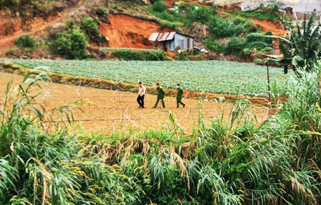 Ba người trong gia đ&igrave;nh tử vong khi d&ugrave;ng k&iacute;ch điện bắt c&aacute; - Ảnh 2.