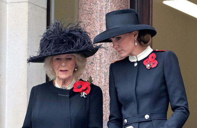 Công nương Kate thay Nữ hoàng đứng vị trí trung tâm lễ tưởng niệm, có cách ứng xử đầy tinh tế với mẹ chồng - Ảnh 4.