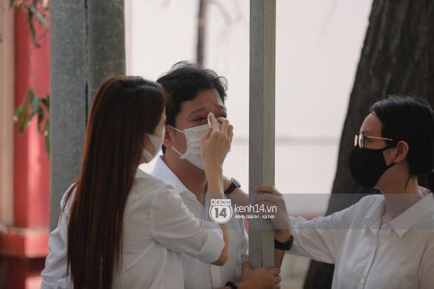 2 lần Trường Giang đau đớn tiễn đưa đồng nghiệp: Bước đi không vững, khóc nghẹn, 1 hành động được lặp lại ai cũng xót xa - Ảnh 4. 2 lần Trường Giang đau đớn tiễn đưa đồng nghiệp: Bước đi không vững, khóc nghẹn, 1 hành động được lặp lại ai cũng xót xa - Ảnh 4.