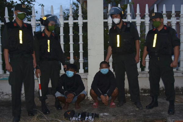 Khống chế 2 hai đối tượng mang hung kh&iacute; đi đ&aacute;nh thu&ecirc; - Ảnh 2.