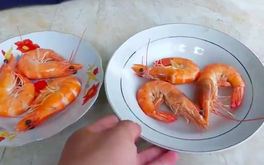 Chỉ bằng cách này, bạn sẽ biết mình đang ăn tôm hàng tươi sống hay đã chết: Mấy quán ăn chuẩn bị "tới công chuyện"!