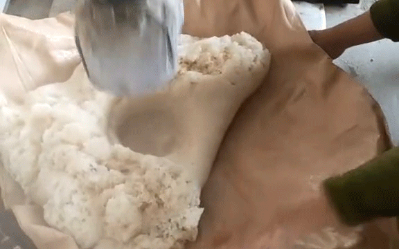 Một món đặc sản Việt Nam mà ai cũng từng nghe qua: Nhìn hình ảnh này đố bạn đoán được!