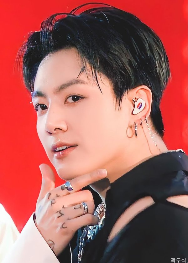 Điểm chung của Jungkook (BTS), Yuna (ITZY) và Karina (aespa): Hội visual hút fan nhưng đều vướng tranh cãi dao kéo - Ảnh 3.