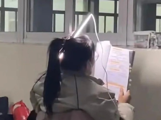 Video quay nữ sinh ngồi học bài hút 300 triệu view gây bão toàn mạng xứ Trung, zoom tận nơi mới ngớ người không biết nên khóc hay cười - Ảnh 2.