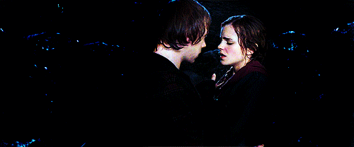 Bí mật hậu trường cảnh hôn ướt át nhất Harry Potter: Nóng bỏng ra sao mà Harry bị Hermione cấm bén mảng đến gần? - Ảnh 1.