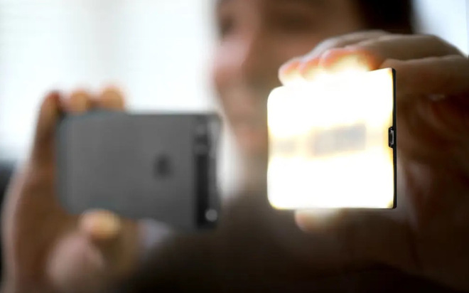 Xuất hiện bằng sáng chế cho phép iPhone có thể kết nối với đèn flash ngoài - Ảnh 1.