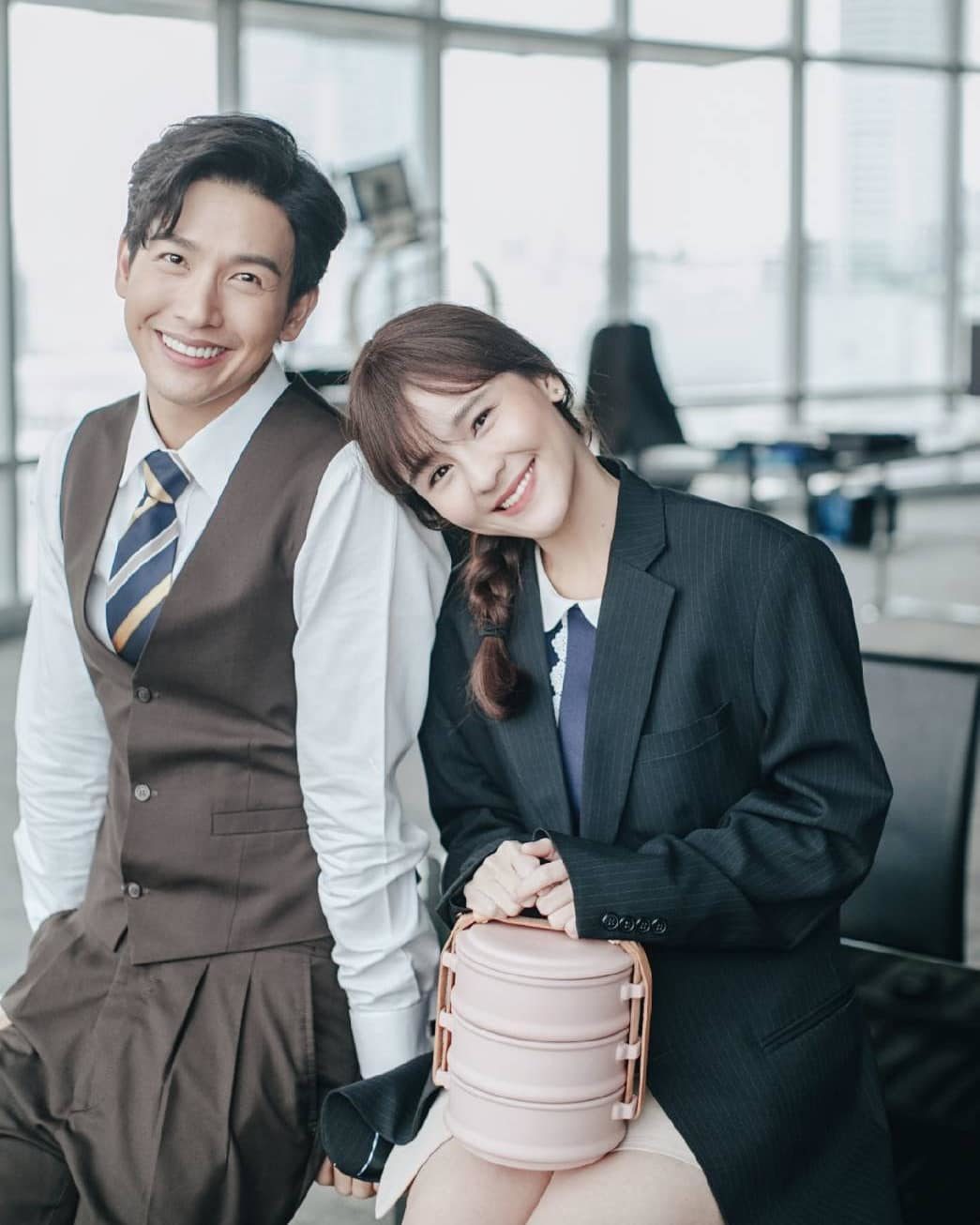 Sam Sam Đến Rồi bản Thái vừa ra mắt đã bị chê tơi tả: Thời trang thảm họa, kịch bản làm lố, may visual nữ chính vớt lại - Ảnh 1. Sam Sam Đến Rồi bản Thái vừa ra mắt đã bị chê tơi tả: Thời trang thảm họa, kịch bản làm lố, may visual nữ chính vớt lại - Ảnh 1.