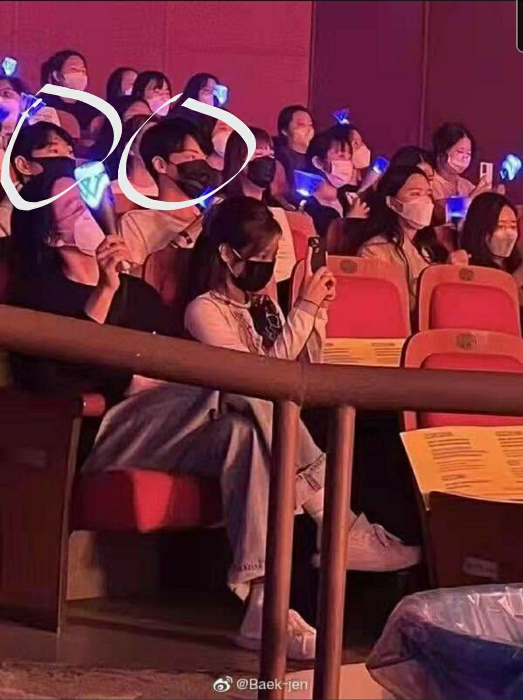 Mino như bê cả Kbiz đến concert: Jennie lộ mặt mộc, BLACKPINK - TWICE đụng độ, Ahn Jae Hyun và dàn idol khủng YG - JYP hội tụ - Ảnh 4. Mino như bê cả Kbiz đến concert: Jennie lộ mặt mộc, BLACKPINK - TWICE đụng độ, Ahn Jae Hyun và dàn idol khủng YG - JYP hội tụ - Ảnh 4.