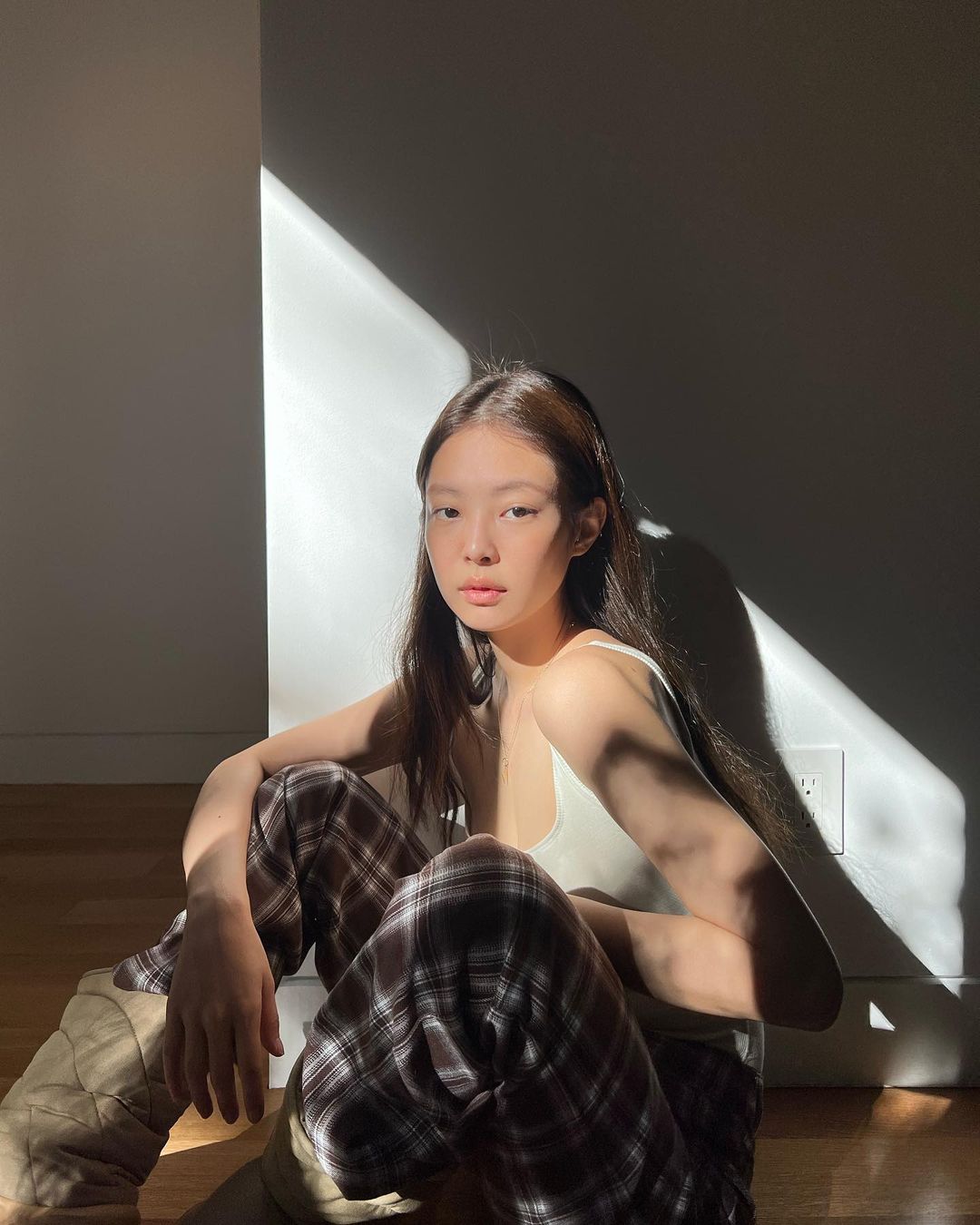 Jennie - Rosé (BLACKPINK) về đến Hàn mới xả ảnh ở Mỹ: Cùng đọ vòng 1 mà bên khiêm tốn, bên lại căng tràn sexy ngộp thở - Ảnh 13.