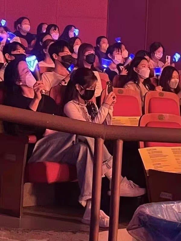 Tóm gọn Jennie vừa về Hàn đã cùng cô bạn nhà TWICE đi quẩy concert của Mino (WINNER), nhưng trai đẹp nào ngồi cạnh thế kia? - Ảnh 7.