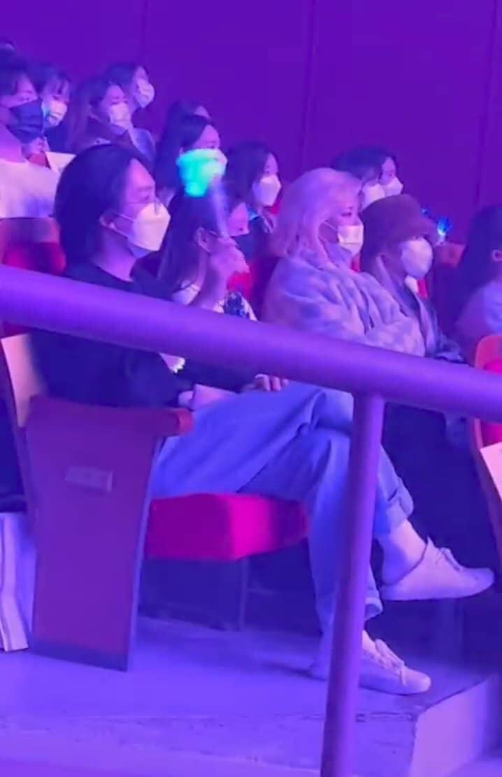 Mino như bê cả Kbiz đến concert: Jennie lộ mặt mộc, BLACKPINK - TWICE đụng độ, Ahn Jae Hyun và dàn idol khủng YG - JYP hội tụ - Ảnh 6. Mino như bê cả Kbiz đến concert: Jennie lộ mặt mộc, BLACKPINK - TWICE đụng độ, Ahn Jae Hyun và dàn idol khủng YG - JYP hội tụ - Ảnh 6.