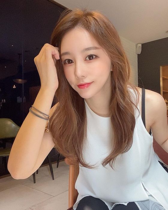 NÓNG: Nữ diễn viên bị kiện 1 tỷ đồng vì làm tiểu tam, thường xuyên đăng ảnh tình tứ khiến bà cả khóc nghẹn - Ảnh 2. NÓNG: Nữ diễn viên bị kiện 1 tỷ đồng vì làm tiểu tam, thường xuyên đăng ảnh tình tứ khiến bà cả khóc nghẹn - Ảnh 2.