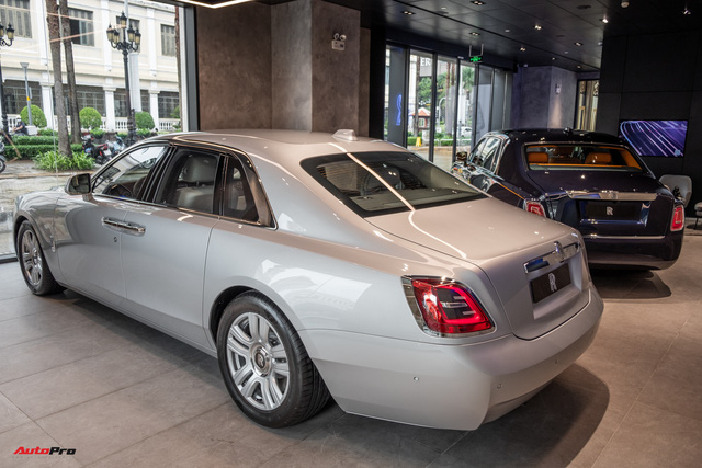 Thử làm khách VIP vào đại lý Rolls-Royce Việt Nam: Gửi xe 200.000 đồng, người ngoài không được tự ý mở cửa, ngồi thử xe gần 30 tỷ đồng - Ảnh 8.