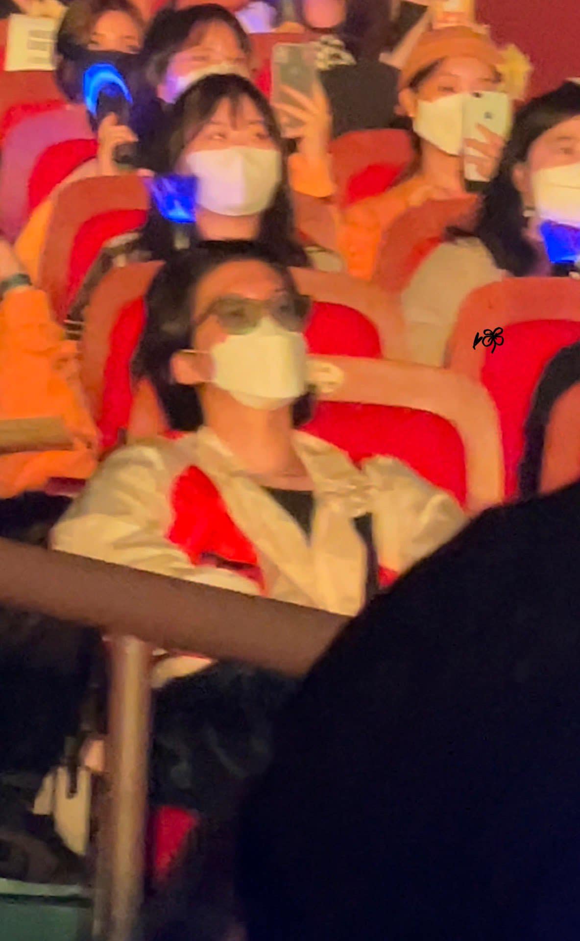Mino như bê cả Kbiz đến concert: Jennie lộ mặt mộc, BLACKPINK - TWICE đụng độ, Ahn Jae Hyun và dàn idol khủng YG - JYP hội tụ - Ảnh 7. Mino như bê cả Kbiz đến concert: Jennie lộ mặt mộc, BLACKPINK - TWICE đụng độ, Ahn Jae Hyun và dàn idol khủng YG - JYP hội tụ - Ảnh 7.