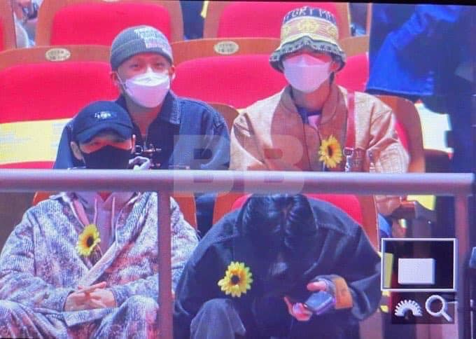 Mino như bê cả Kbiz đến concert: Jennie lộ mặt mộc, BLACKPINK - TWICE đụng độ, Ahn Jae Hyun và dàn idol khủng YG - JYP hội tụ - Ảnh 8. Mino như bê cả Kbiz đến concert: Jennie lộ mặt mộc, BLACKPINK - TWICE đụng độ, Ahn Jae Hyun và dàn idol khủng YG - JYP hội tụ - Ảnh 8.