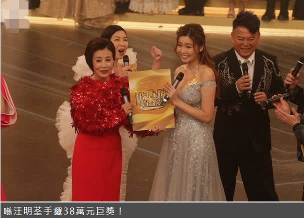 Lễ kỷ niệm đáng xấu hổ nhất lịch sử TVB: 1 tài tử nắm tay tiểu tam bỏ mặc vợ, thảm đỏ như nồi cháo heo còn gặp 1001 lỗi kỹ thuật! - Ảnh 13.