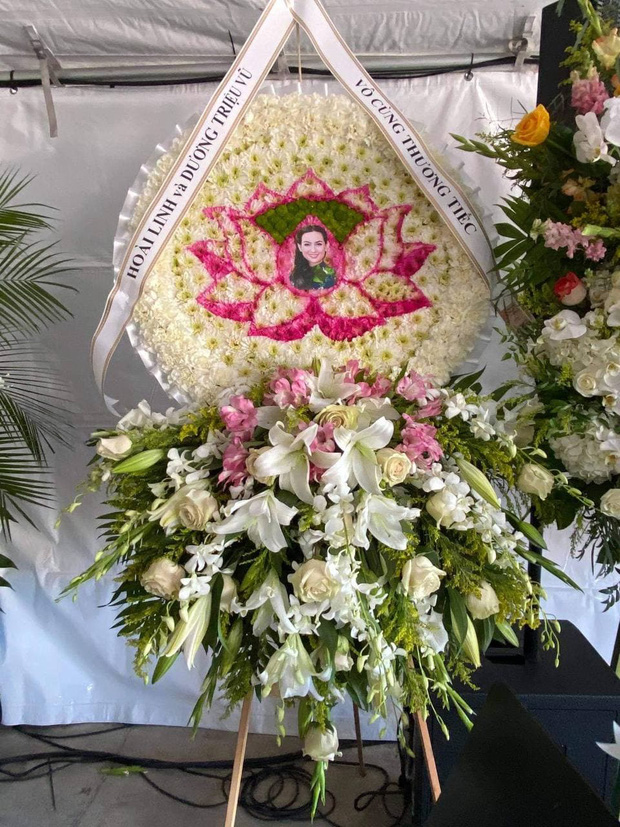 Rầm rộ h&igrave;nh ảnh NS Ho&agrave;i Linh lặng lẽ đứng ngo&agrave;i dự đ&aacute;m tang của cố ca sĩ Phi Nhung, thực hư l&agrave; g&igrave;? - Ảnh 5.