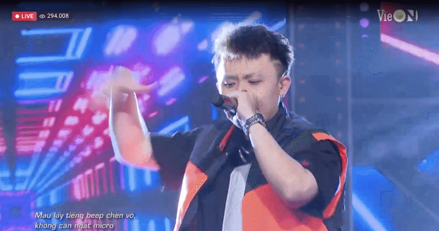 Th&iacute; sinh cuối c&ugrave;ng Rap Việt khiến Karik - Rhymastic gi&agrave;nh giật quyết liệt, JustaTee c&oacute; h&agrave;nh động cực phũ - Ảnh 3.