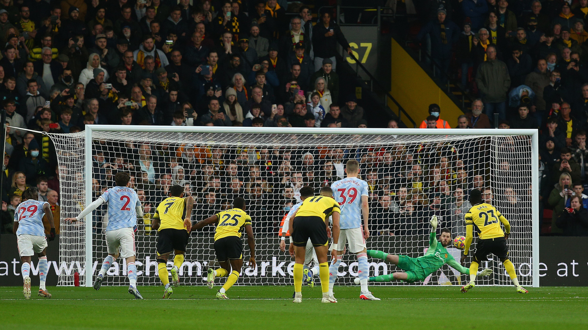 THẢM HỌA cho SOLSKJAER: Maguire tấu hài và ăn thẻ đỏ, MU đại bại 1-4 trước Watford - Ảnh 13.