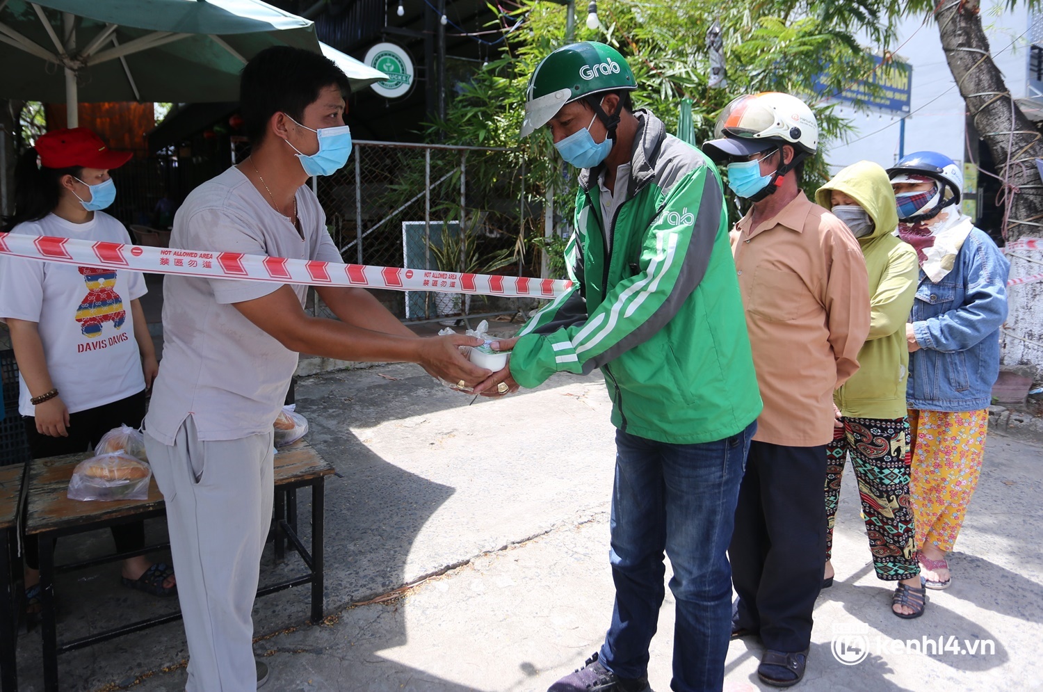 Hé lộ chân dung người thầy đứng sau những điều nhỏ bé dễ thương ở Đà Nẵng: Làm bảng chỉ đường cho bà con hồi hương, 10 năm từ thiện âm thầm - Ảnh 9. Hé lộ chân dung người thầy đứng sau những điều nhỏ bé dễ thương ở Đà Nẵng: Làm bảng chỉ đường cho bà con hồi hương, 10 năm từ thiện âm thầm - Ảnh 9.