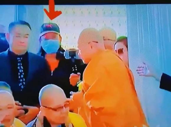 Rầm rộ h&igrave;nh ảnh NS Ho&agrave;i Linh lặng lẽ đứng ngo&agrave;i dự đ&aacute;m tang của cố ca sĩ Phi Nhung, thực hư l&agrave; g&igrave;? - Ảnh 3.