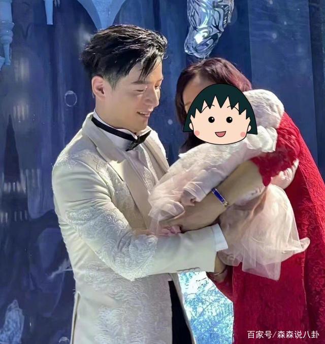 Đ&aacute;m cưới hot nhất h&ocirc;m nay: Mỹ nam Đ&ocirc;ng Cung tung bộ ảnh h&ocirc;n lễ cho&aacute;ng ngợp, biến lễ đường th&agrave;nh l&acirc;u đ&agrave;i băng gi&aacute; - Ảnh 6.