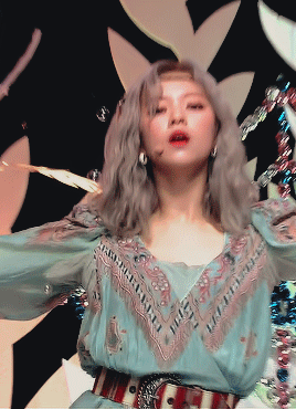 1 vũ đạo của TWICE kh&oacute; đến mức nhảy xong l&agrave; chẳng đi nổi, vậy m&agrave; Jeongyeon vỡ đĩa đệm cổ vẫn biểu diễn ngon l&agrave;nh - Ảnh 7.