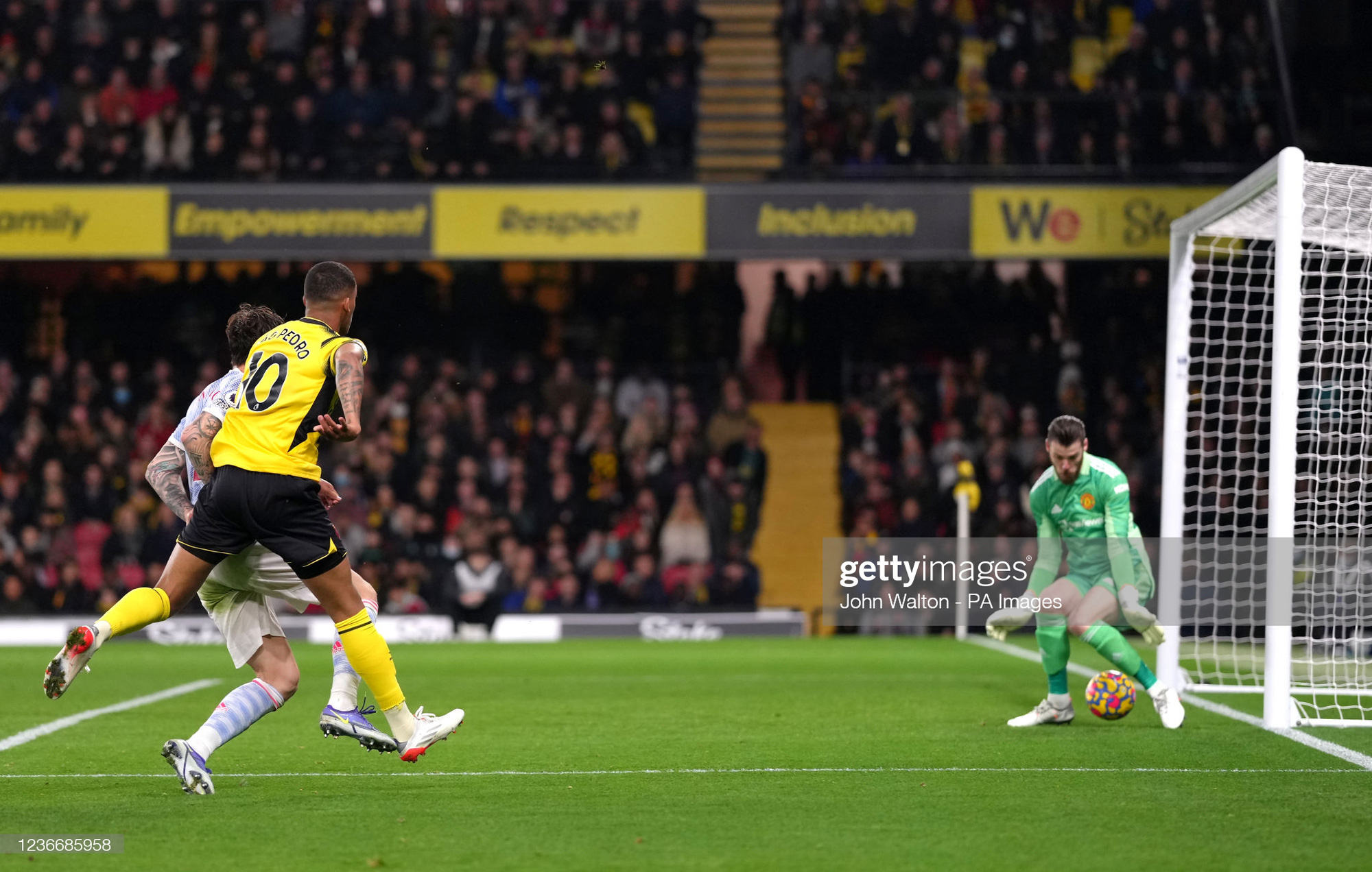 THẢM HỌA cho SOLSKJAER: Maguire tấu hài và ăn thẻ đỏ, MU đại bại 1-4 trước Watford - Ảnh 5.