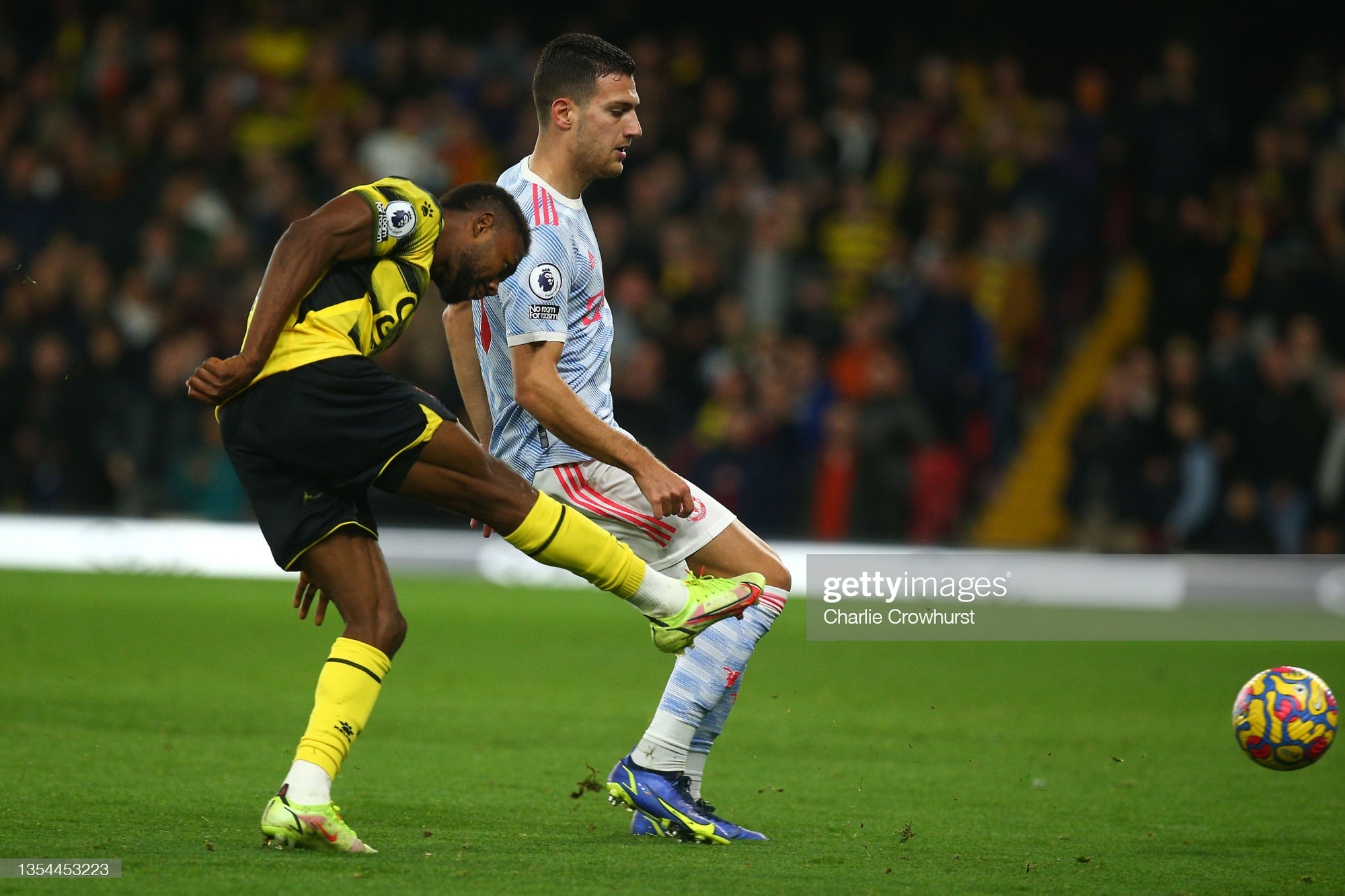 THẢM HỌA cho SOLSKJAER: Maguire tấu hài và ăn thẻ đỏ, MU đại bại 1-4 trước Watford - Ảnh 4.