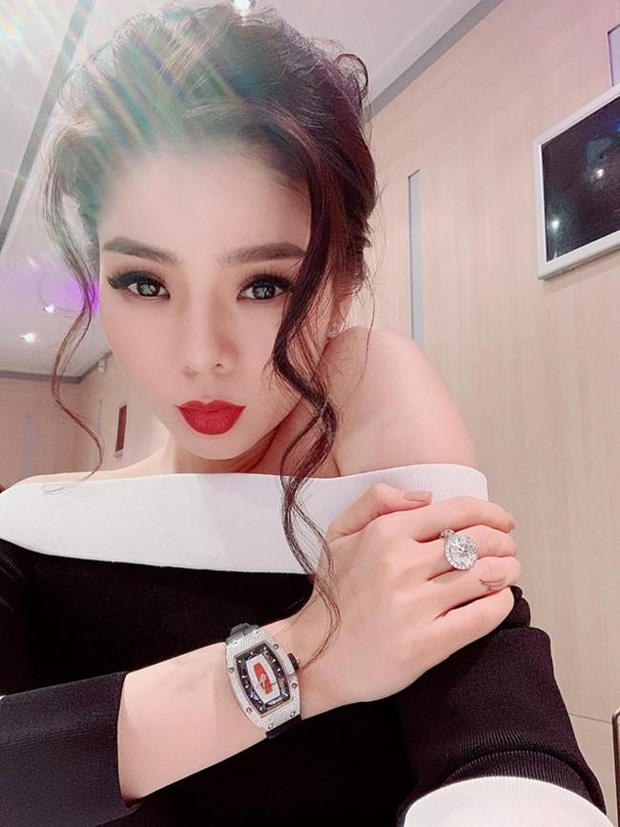 Lệ Quyên xì tin xuống phố: Phụ kiện sương sương giá trị hàng tỷ đồng nhưng hình như có gì đó sai sai? - Ảnh 9.