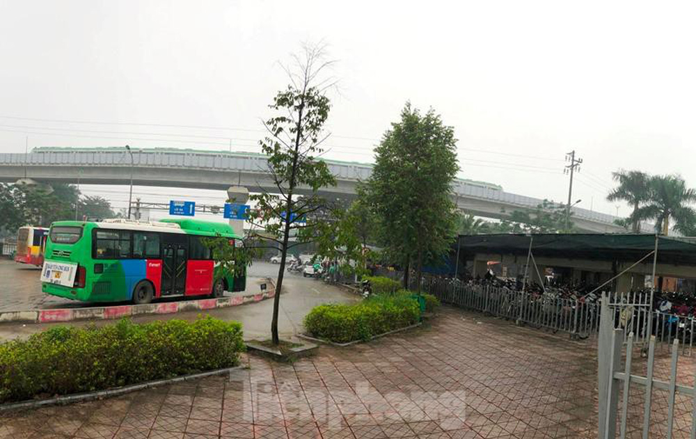 Cận cảnh bãi đỗ xe vừa hoạt động phục vụ hành khách đi tàu Cát Linh - Hà Đông - Ảnh 1.