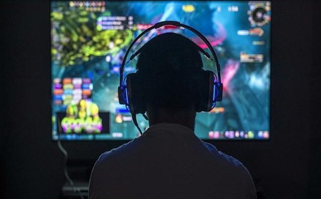 Bất chợt về nh&agrave;, mẹ sốc v&igrave; con trai tiểu học th&agrave;nh game thủ chiến đấu ngay trong giờ học online - Ảnh 1.