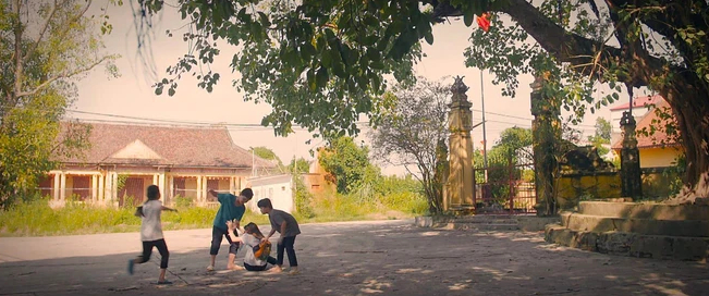 Vừa lập công cứu chị gái hờ, Hoa đã bị bà ngoại ác độc bắt cóc ở Thương Ngày Nắng Về tập 4 - Ảnh 2. Vừa lập công cứu chị gái hờ, Hoa đã bị bà ngoại ác độc bắt cóc ở Thương Ngày Nắng Về tập 4 - Ảnh 2.