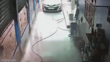 Clip: Bất cẩn khi dùng máy rửa xe, người đàn ông bị điện giật, người khác vội vã chạy ra cứu không may cũng bị vạ lây - Ảnh 2. Clip: Bất cẩn khi dùng máy rửa xe, người đàn ông bị điện giật, người khác vội vã chạy ra cứu không may cũng bị vạ lây - Ảnh 2.