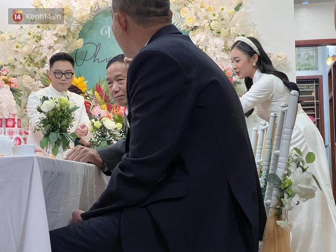 Ch&ugrave;m ảnh MC Phương Thảo v&agrave; chồng cực rạng rỡ trong lễ ăn hỏi, nhiều gương mặt quyền lực nhất l&agrave;ng Li&ecirc;n Qu&acirc;n cũng g&oacute;p mặt! - Ảnh 4.