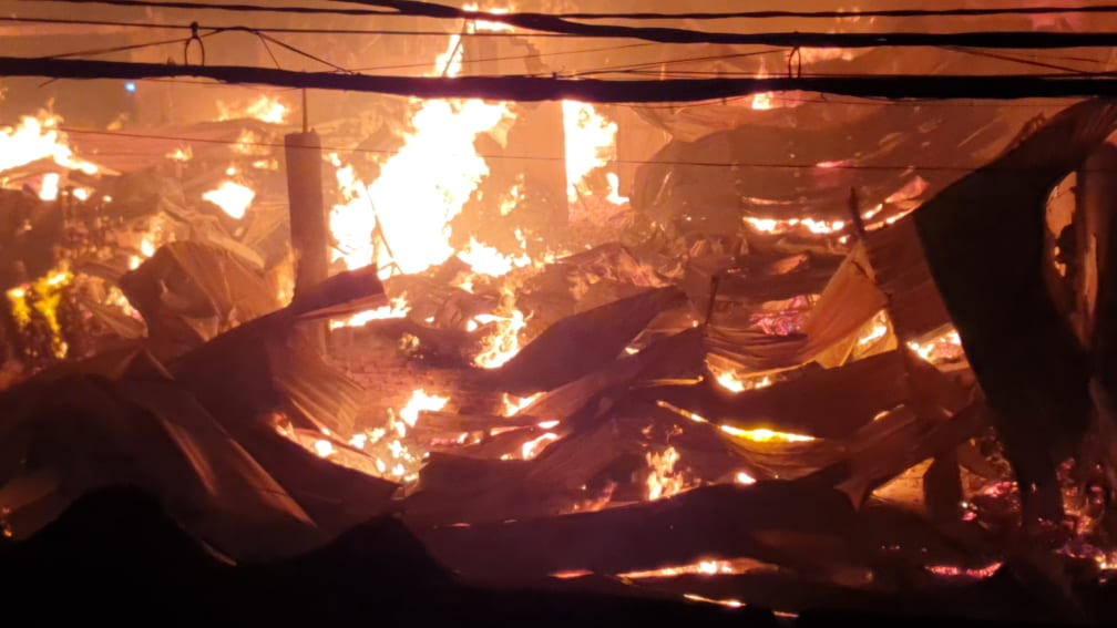 Ảnh: Hiện trường xưởng gỗ 1.000m2 bị đổ sập trong biển lửa, nhiều nhà dân bị cháy hư tường  - Ảnh 3.
