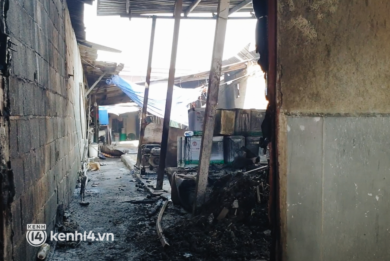 Ảnh: Hiện trường xưởng gỗ 1.000m2 bị đổ sập trong biển lửa, nhiều nhà dân bị cháy hư tường  - Ảnh 13.