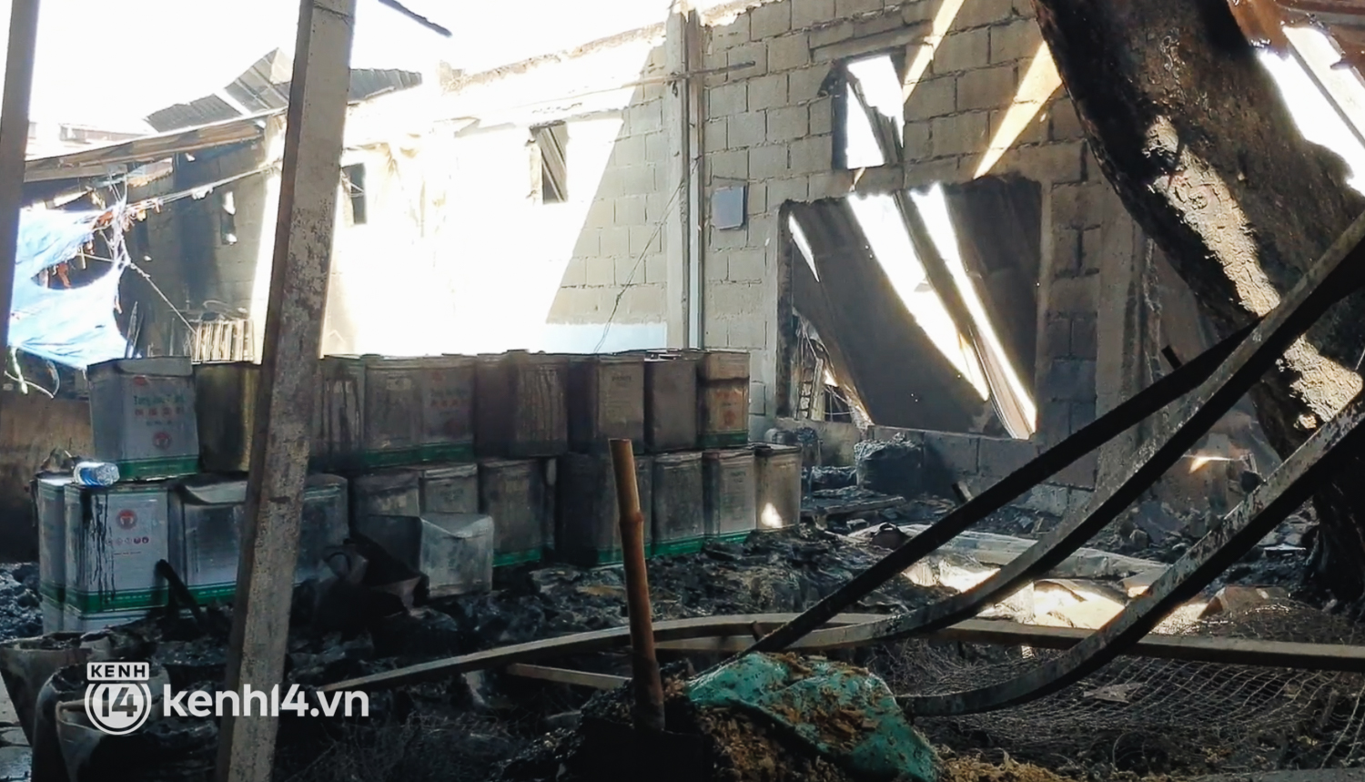 Ảnh: Hiện trường xưởng gỗ 1.000m2 bị đổ sập trong biển lửa, nhiều nhà dân bị cháy hư tường  - Ảnh 12.