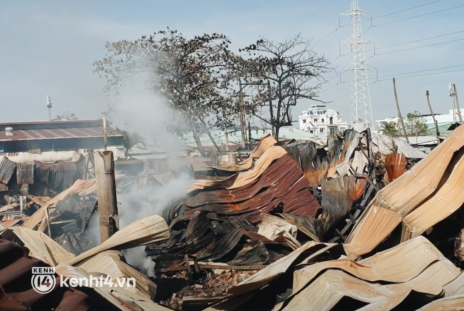 Ảnh: Hiện trường xưởng gỗ 1.000m2 bị đổ sập trong biển lửa, nhiều nhà dân bị cháy hư tường  - Ảnh 9.